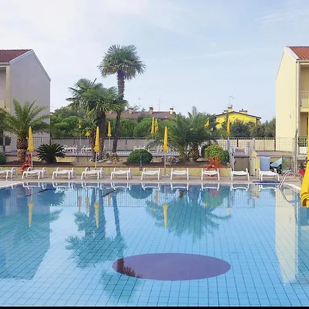 De Lux Swimming Pool, Parking, Garden 2