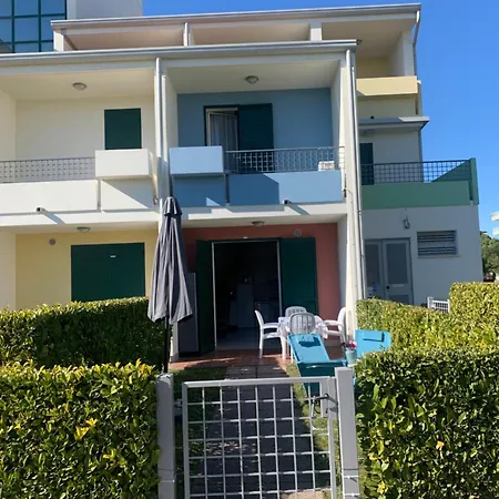 De Lux Swimming Pool, Parking, Garden 2